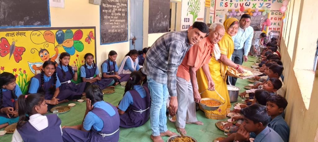 ओंकार साहू ने अपने जन्मदिन पर विद्यालय के बच्चों को न्योता भोज कराया