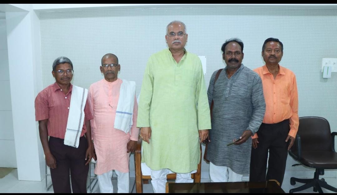 निषाद समाज के प्रदेश पदाधिकारी भूपेश बघेल पूर्व मुख्यमंत्री छत्तीसगढ़ से आग्रह किया है