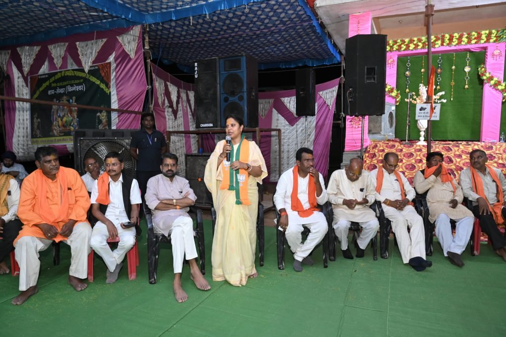 रूपकुमारी चौधरी, विधायक रोहित साहू के मानसगान स्थल पहूंचे, पूजा अर्चना कर क्षेत्र सुख समृद्धि शांति की कामना किया