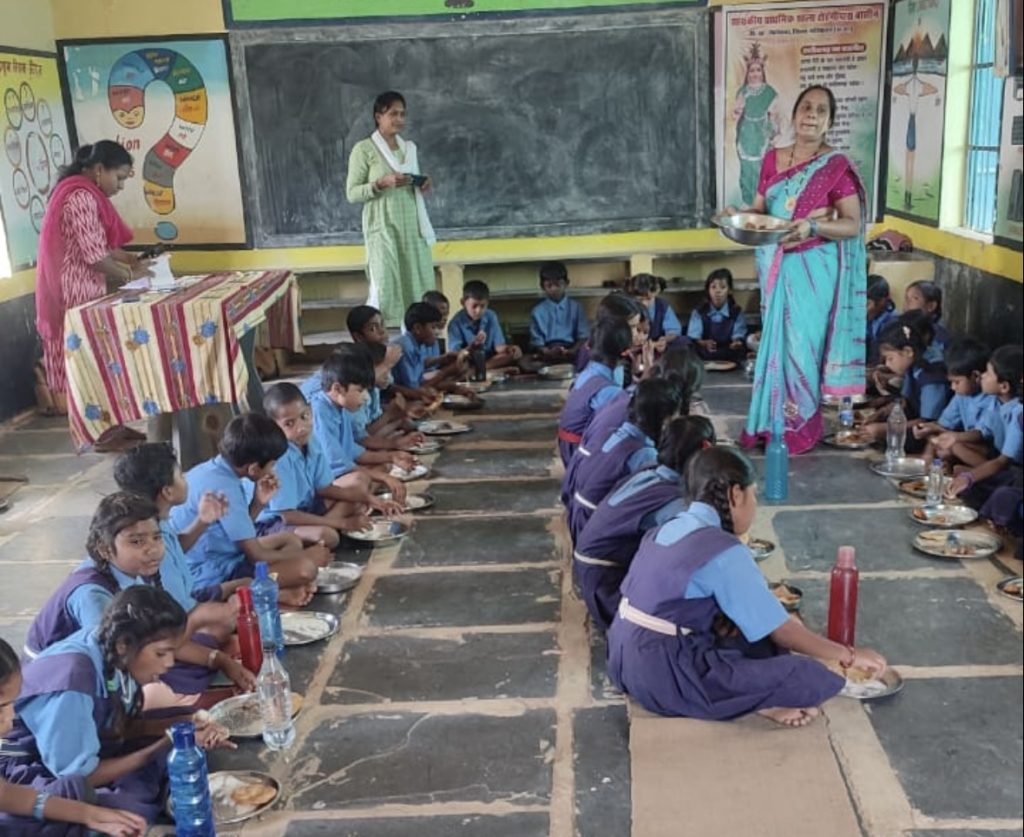 “प्रधानपाठक दीनादेवी साहू ने दिया न्योता -भोजन”