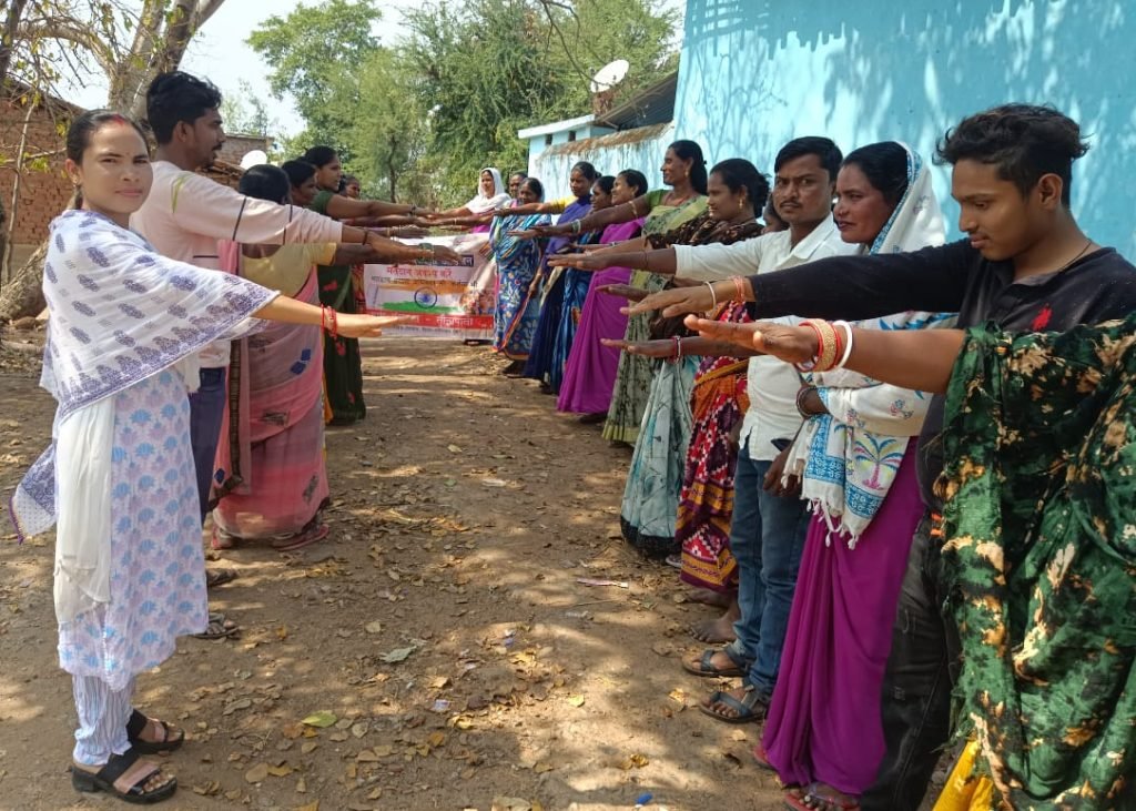 मतदाता जागरूकता अंतर्गत पारा-मोहल्ला, हाट-बाजार एवं घरों में पहुंचकर किया जा रहा है मतदान के लिए प्रेरित