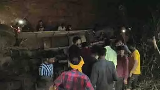 भरी बस खाई में गिरी, 6 लोगों की दर्दनाक मौत