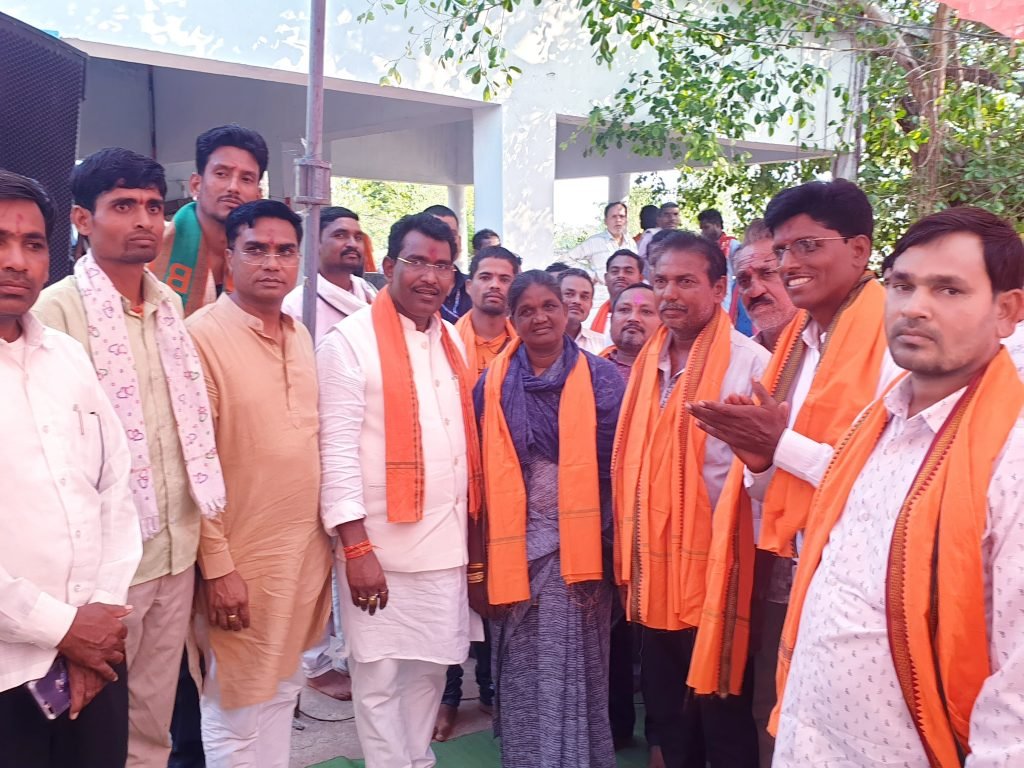 विधायक रोहित साहू के समक्ष आदिवासी नेत्री यशोदा ध्रुव ने थामा भाजपा का दामन