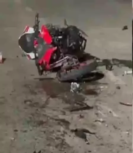 तेज रफ्तार बाइक सवार खड़े ट्रक में हुई टक्कर , युवक की दर्दनाक मौत