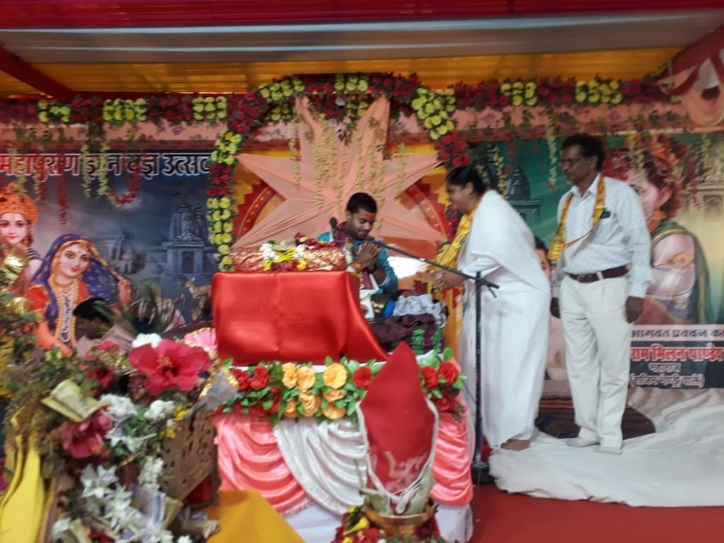 नगर मे चल रहे श्रीमद भागवत महापुराण मे कथा सुनने पहुंचे क्षेत्रीय जन प्रतिनिधि