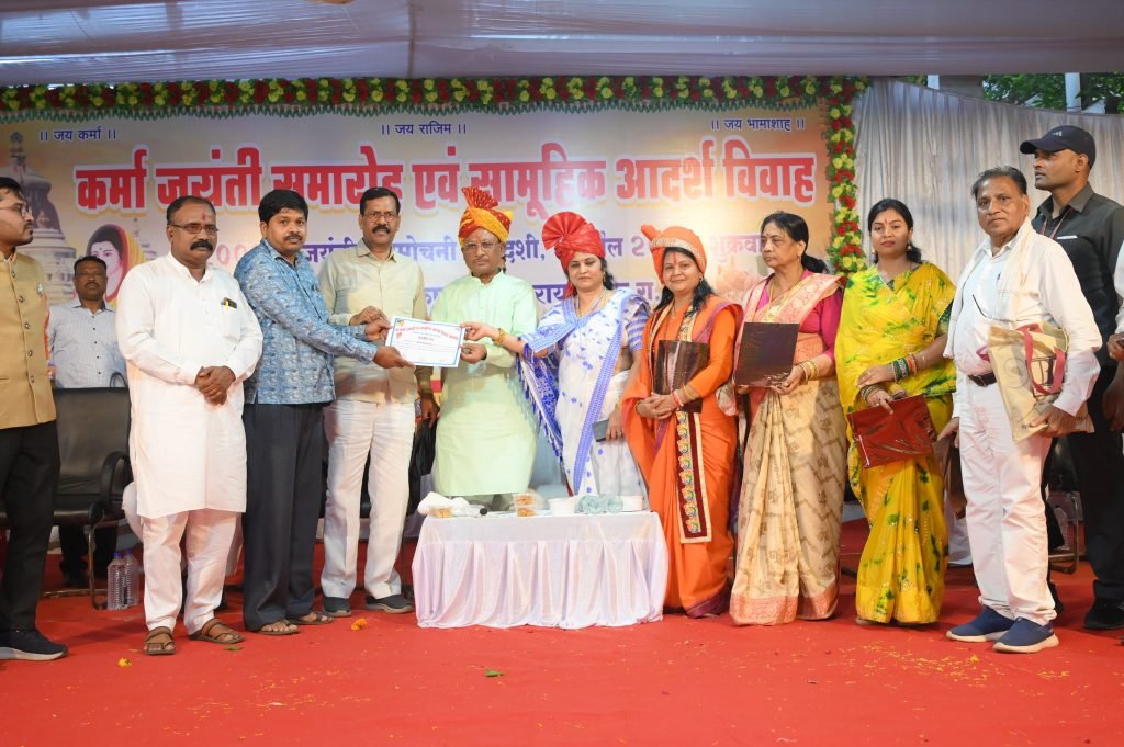 कर्मा जयंती के मौके पर मुख्यमंत्री ने वैधराज ओम प्रकाश साहु को प्रशस्ति पत्र देकर सम्मानित किए