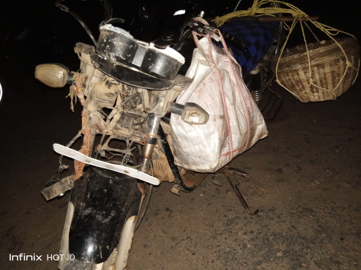 सड़क में अव्यवस्थित रखे मटेरियल के कारण युवक बाइक से गिरा , हालत गंभीर