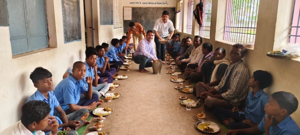 पिता की प्रथम बरसी पर शिक्षक ने कराया न्यौता भोज