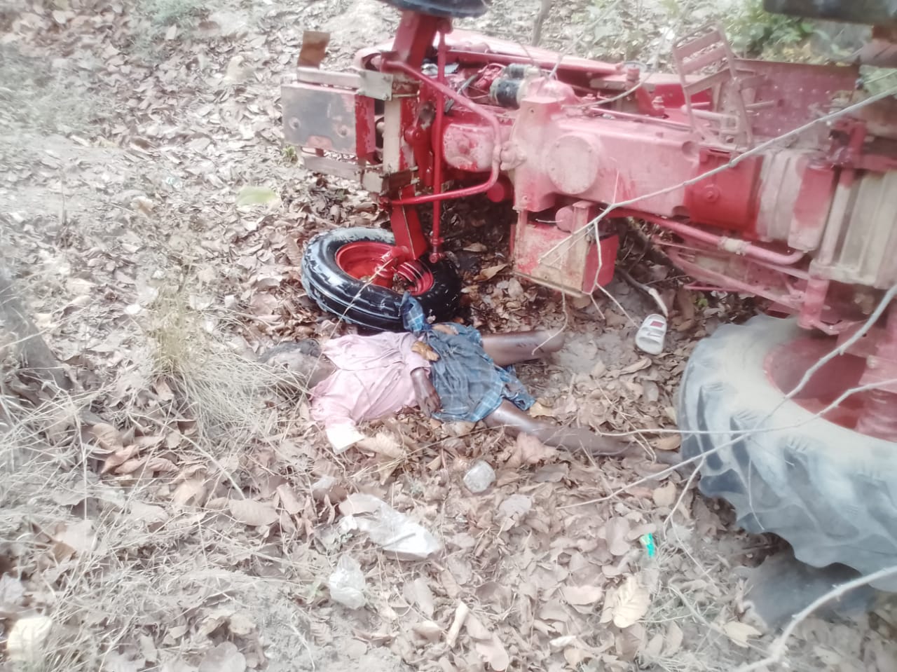 ट्रेक्टर और माजदा ट्रक में भिड़ंत , ट्रेक्टर में दबने 1 व्यक्ति सहित गाय की हुई मौत