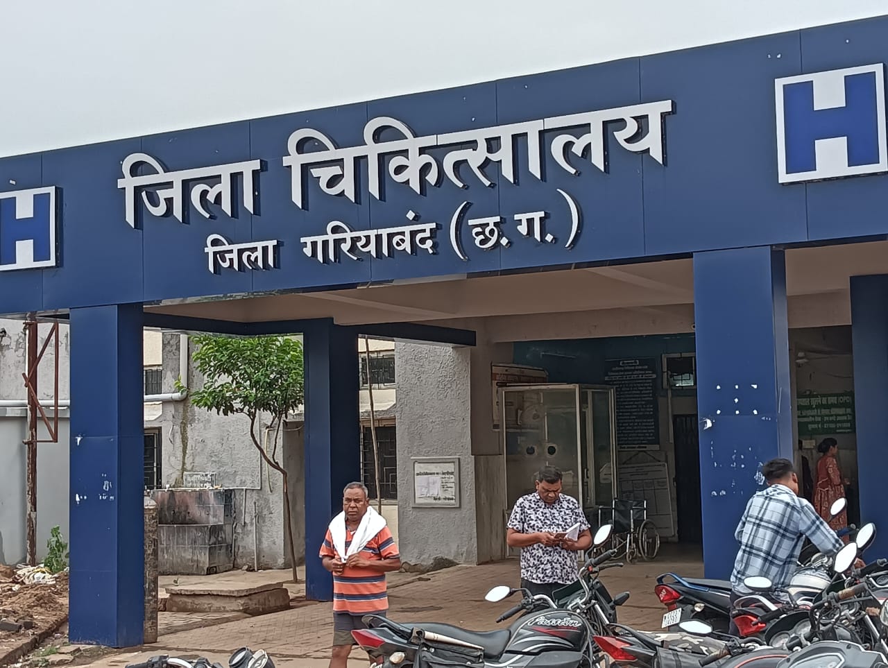 जिला अस्पताल के वार्डों में फैली गंदगी, बदबू से मरीज व उनके स्वजन परेशान