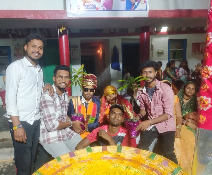 विवाह में वर-वधू को छत्तीसगढ़ी कलाकार ने भेंट किए आम के पौधे
