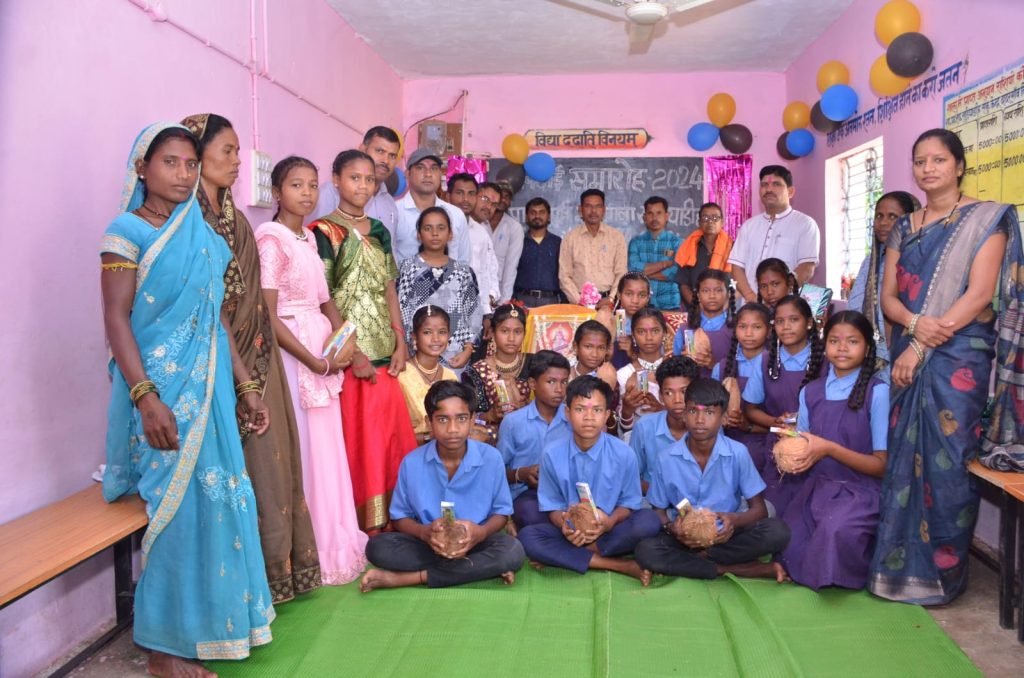 ईद पर्व के उपलक्ष्य में विदाई समारोह के दिन शिक्षक यूनूस परवेज खान ने कराया नेवता भोज