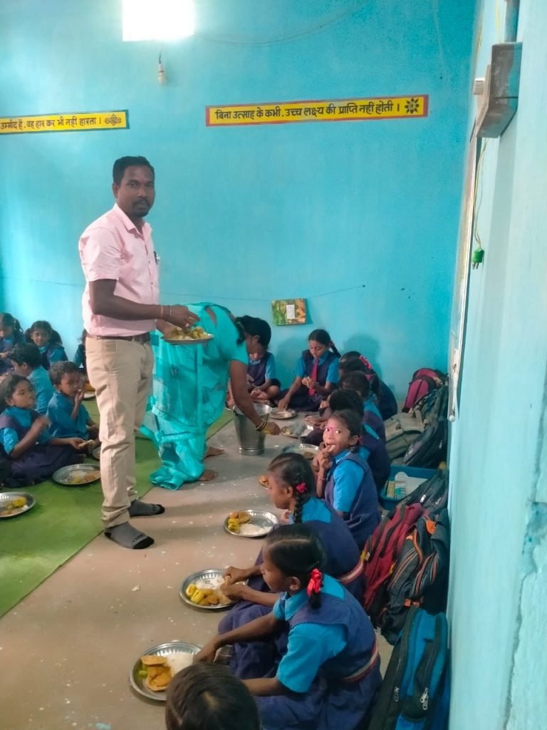 जमाही स्कूल में हुआ नेवता भोज