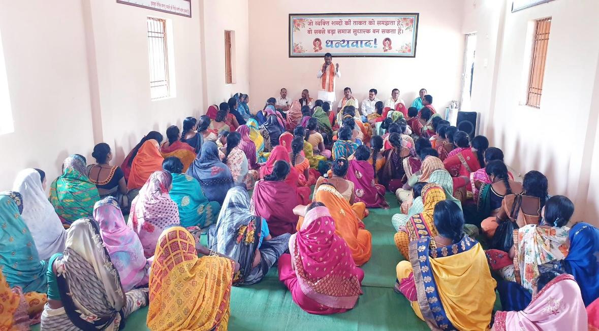 राजिम विधायक लगे महिलाओं को रिझाने, महिलाएं जो ठान लेती है, उससे नहीं डिगती रोहित साहू गांव गांव में मिल रहे महिला मतदाताओं से भाजपा उम्मीदवार के समर्थन में जमकर बहा रहे पसीना