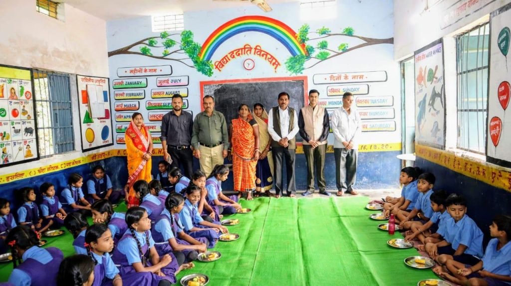 शासकीय प्राथमिक व पूर्व माध्यमिक शाला सिर्रीकला के छात्र छात्राओ को न्योता भोजन दिया गया