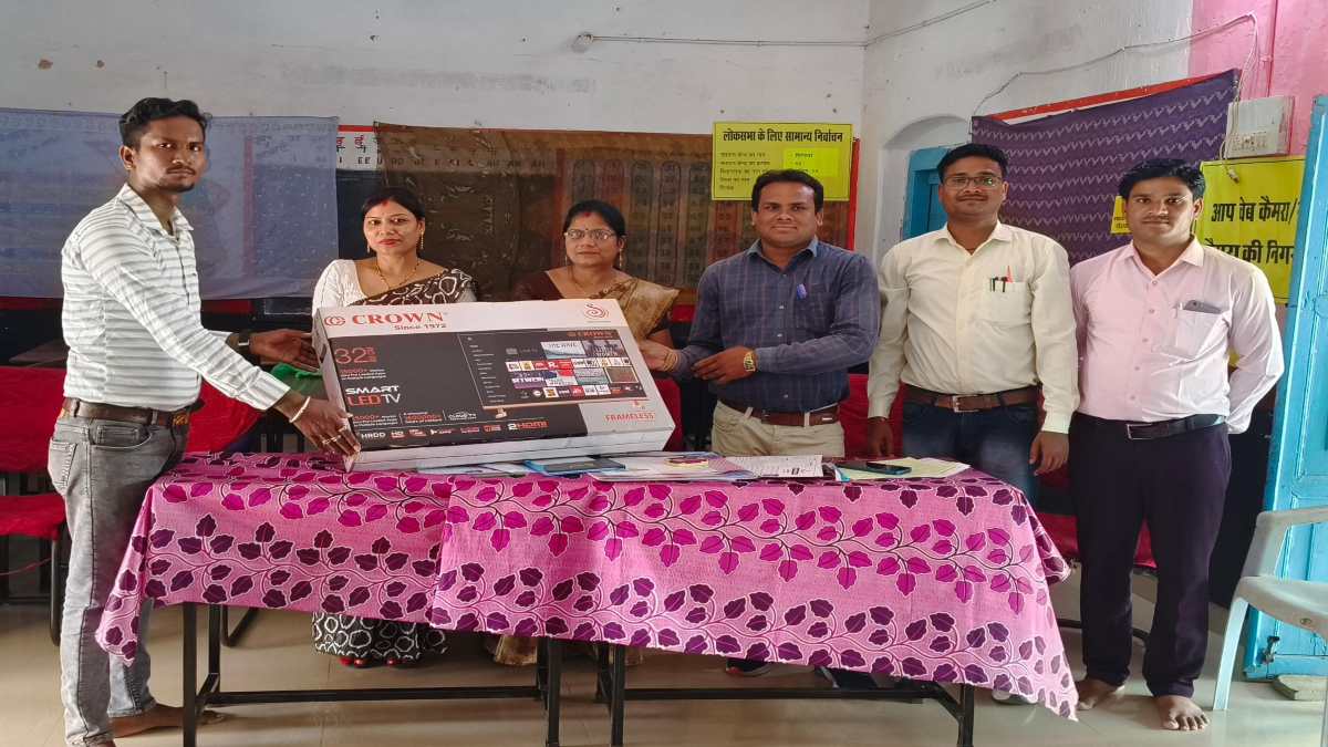 क्लास में बेटे को प्रथम स्थान मिलने पर खुशी से झूम उठा पिता डिजिटल शिक्षा को बढ़ावा देने स्कूल को गिफ्ट किया 32 इंच का टीवी