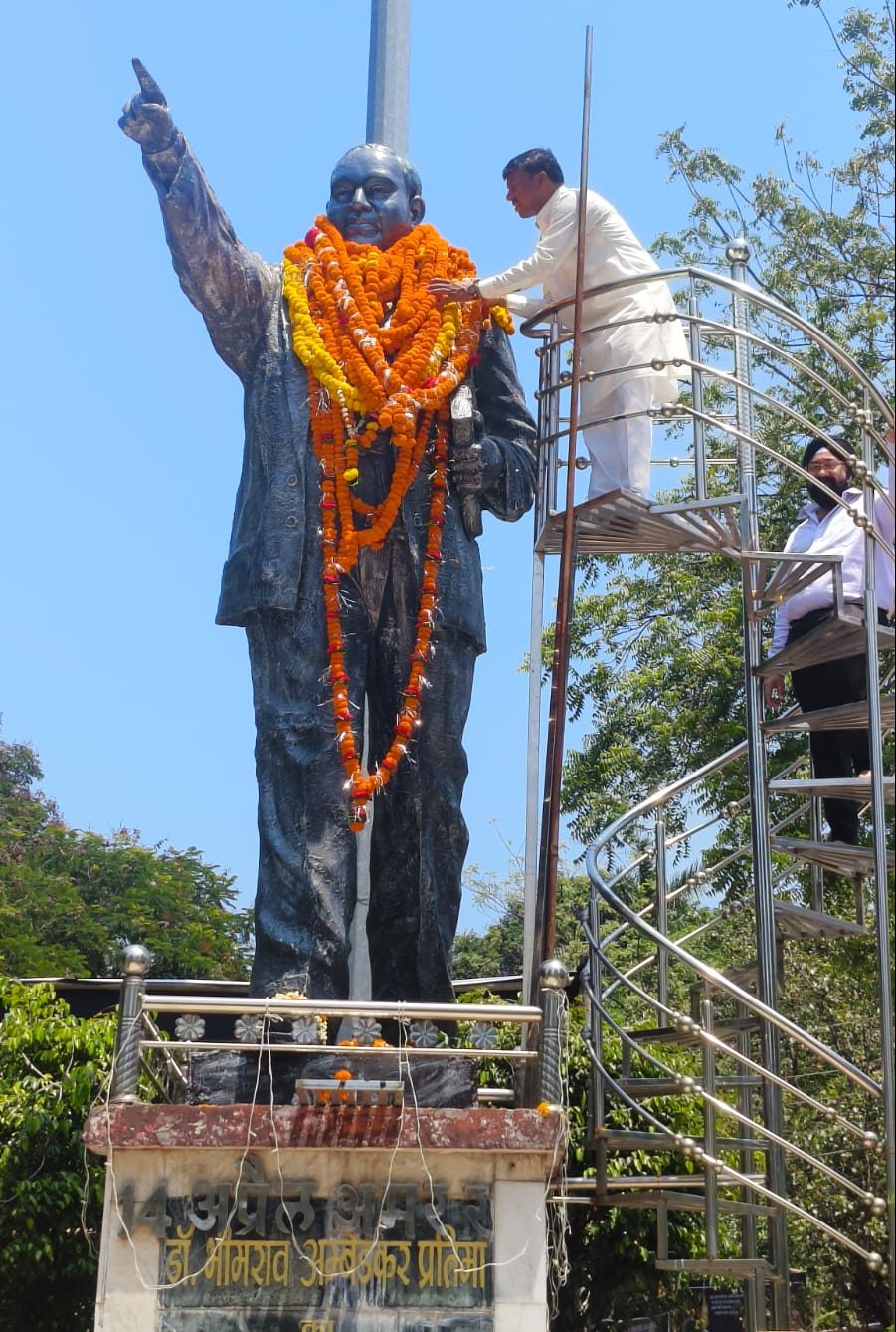 बाबा साहब अंबेडकर की प्रतिमा पर माल्यार्पण किया