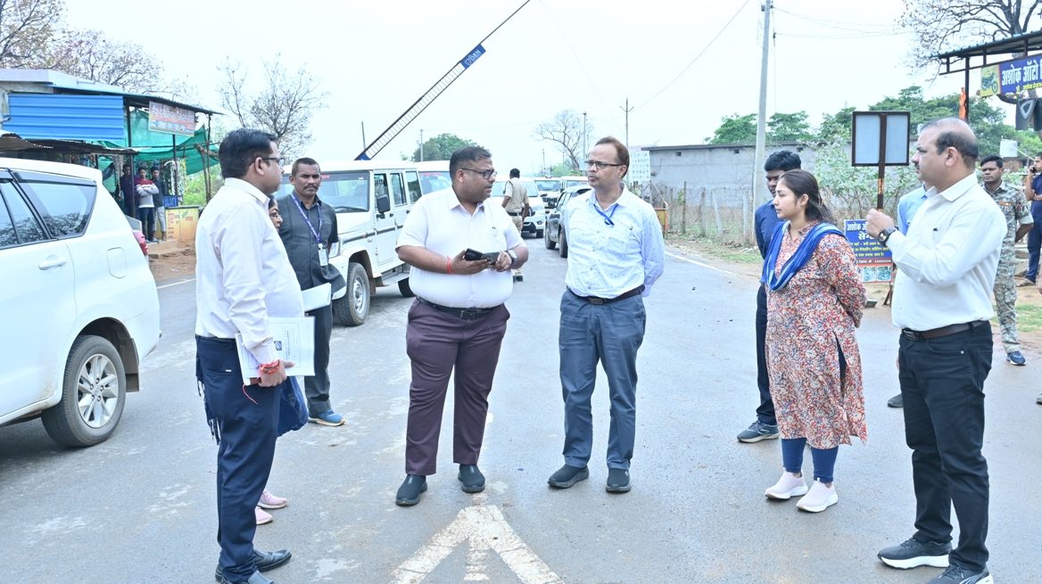 प्रेक्षक अनिल कुमार अग्रवाल ने राजिम विधानसभा क्षेत्र के मतदान केन्द्र और जांच नाका का किया औचक निरीक्षण मतदान केन्द्र में की जा रही व्यवस्थाओं का लिया जायजा