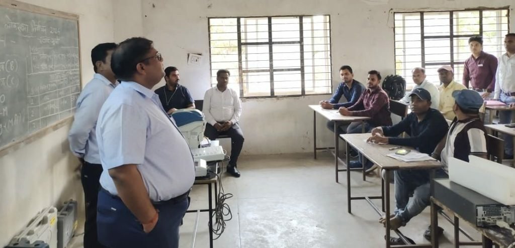 कलेक्टर श्री अग्रवाल ने महिला, दिव्यांग एवं युवा मतदान कर्मियों के प्रशिक्षण का किया निरीक्षण