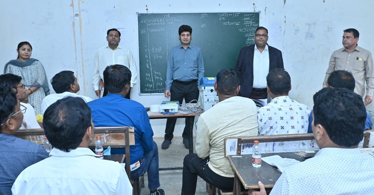 ’मतदान कार्य को निर्बाध संपादित करने के लिए प्रशिक्षण में दी जा रही जानकारियों को बारीकी से समझें- जिला निर्वाचन अधिकारी दीपक कुमार अग्रवाल