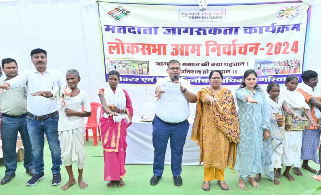 विशेष पिछड़ी जनजाति भुंजिया बहुल गांव मौहाभांठा पहुंचे कलेक्टर श्री अग्रवाल