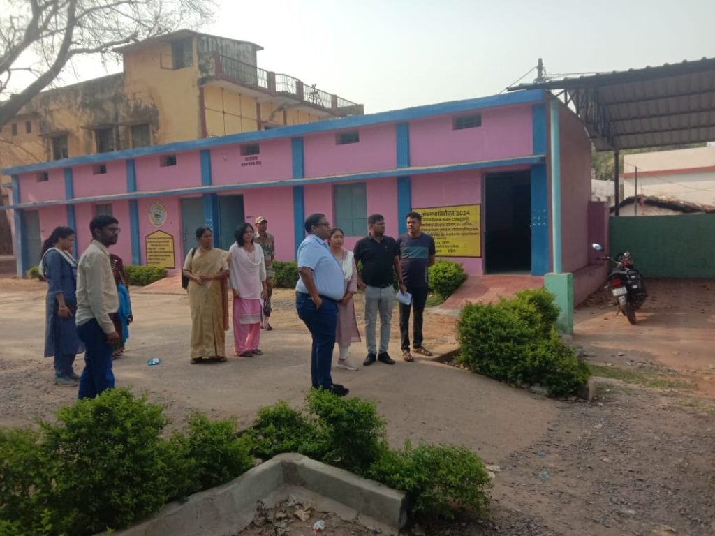 कलेक्टर श्री अग्रवाल ने राजिम नगर के 11 मतदान केन्द्रों का किया औचक निरीक्षण