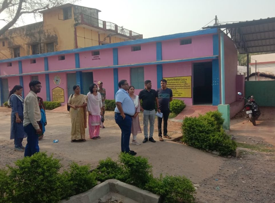 कलेक्टर श्री अग्रवाल ने राजिम नगर के 11 मतदान केन्द्रों का किया औचक निरीक्षण