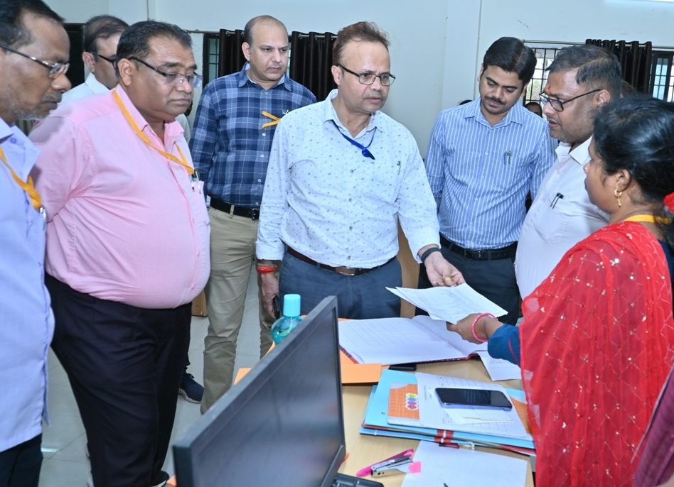 सामान्य प्रेक्षक अनिल अग्रवाल ने कन्ट्रोल रूम, एमसीएमसी, व्यय लेखा कक्ष का किया निरीक्षण