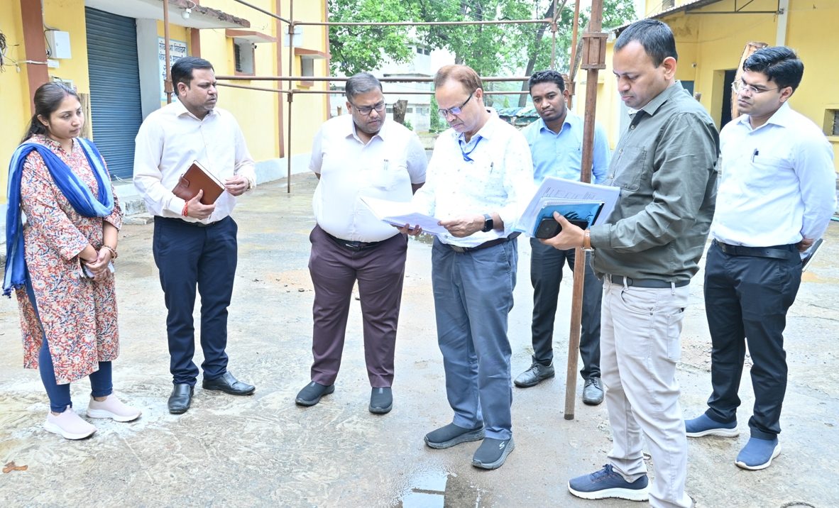 सामान्य प्रेक्षक श्री अग्रवाल ने मतगणना स्थल एवं स्ट्रांग रूम में सुरक्षा व्यवस्था व आवश्यक तैयारियों का लिया जायजा
