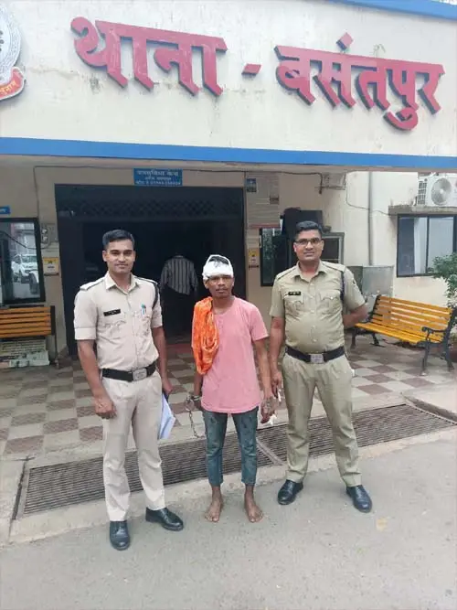 चाकू लहराकर आम लोगों को डरा रहा युवक पकड़ाया