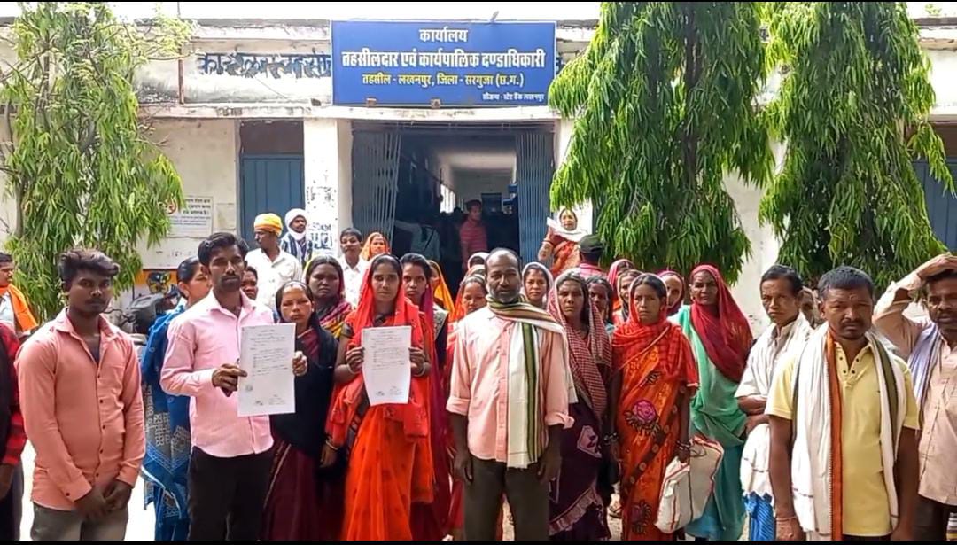 खाद्यान्न वितरण में गड़बड़ी को लेकर सैकड़ो की संख्या में ग्रामीण पहुंचे तहसील कार्यालय सौंपा ज्ञापन राशन वितरण करने की मांग