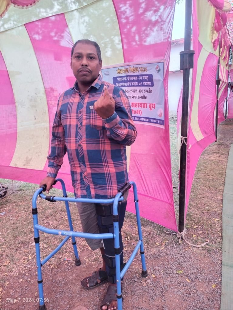 दुर्घटना का शिकार होने पर भी मताधिकार का प्रयोग कर लोगों किये जागरूक