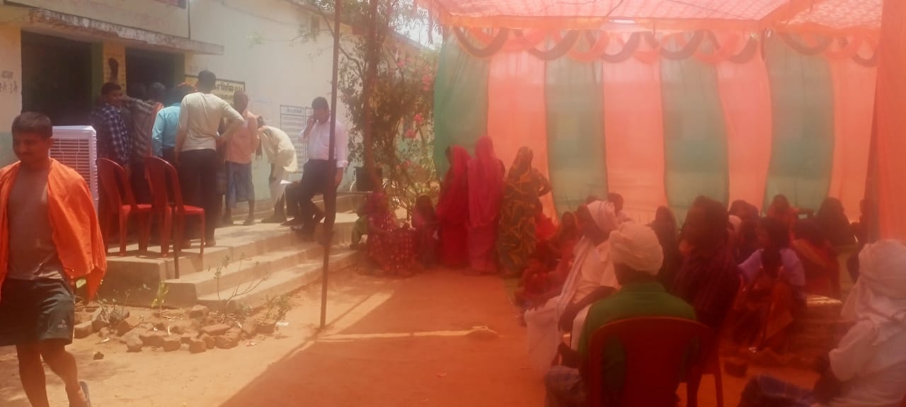 ग्राम पंचायत नुनेरा पोलिंग बूथ पर ईवीएम मशीन हुआ खराब