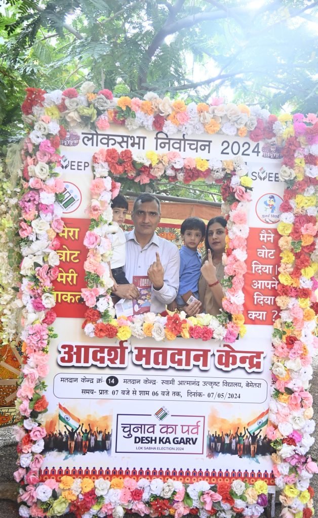 पहले मतदान फिर काम कलेक्टर ने किया मतदान