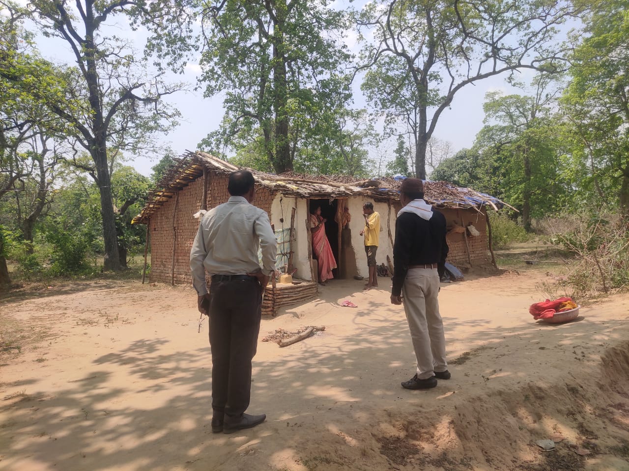 खबर का हुआ असर : आदिवासी 65 वर्षीय विधवा महिला से मुलाकात की प्रशासन