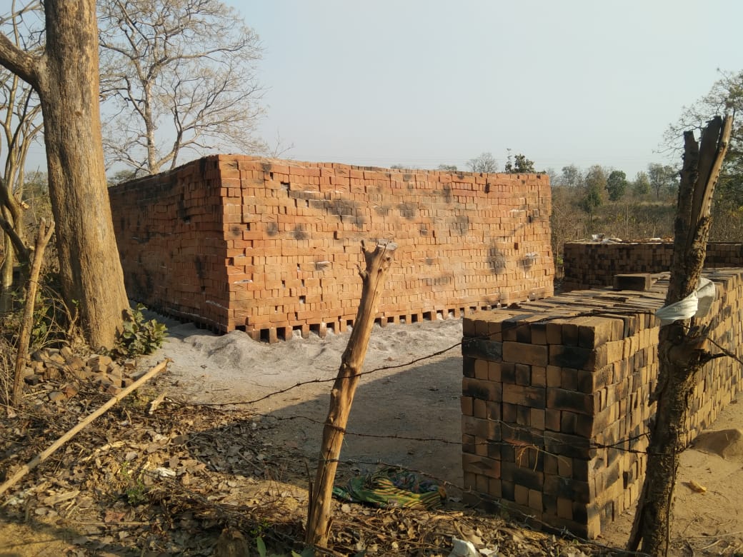 खनिज एवं पर्यावरण नियमों का हवाला देते हुए शासन के द्वारा मिट्टी से बनने वाली लाल ईंटों के निर्माण को पूरी तरह से प्रतिबंधित कर दिया गया है । किन्तु धरातल पर ये नियम कायदे केवल कागजों तक ही सिमटती दिखाई पड़ रही है ।