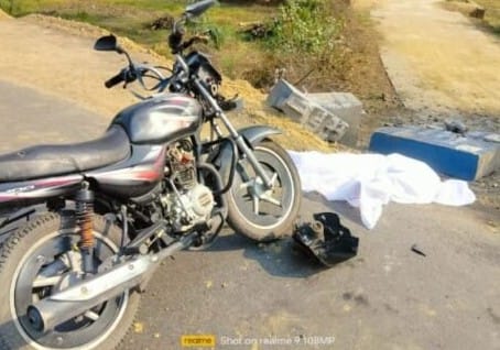 अज्ञात वाहन की ठोकर से बाइक सवार की मौके पर मौत , आक्रोशित ग्रामीणों ने किया चक्का जाम, पुलिस मौके पर मौजूद