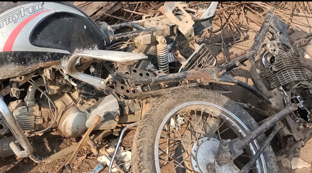 लखनपुर सहित क्षेत्र में हो रहा अवैध कबाड़ दुकान का संचालन।