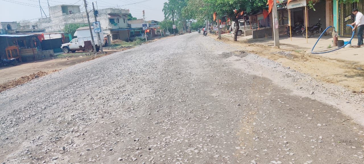 बिना नाली निर्माण के गुणवत्ताहीन सड़क का किया जा रहा निर्माण , नगरवासी जिम्मेदार पर लगा रहे गंभीर आरोप