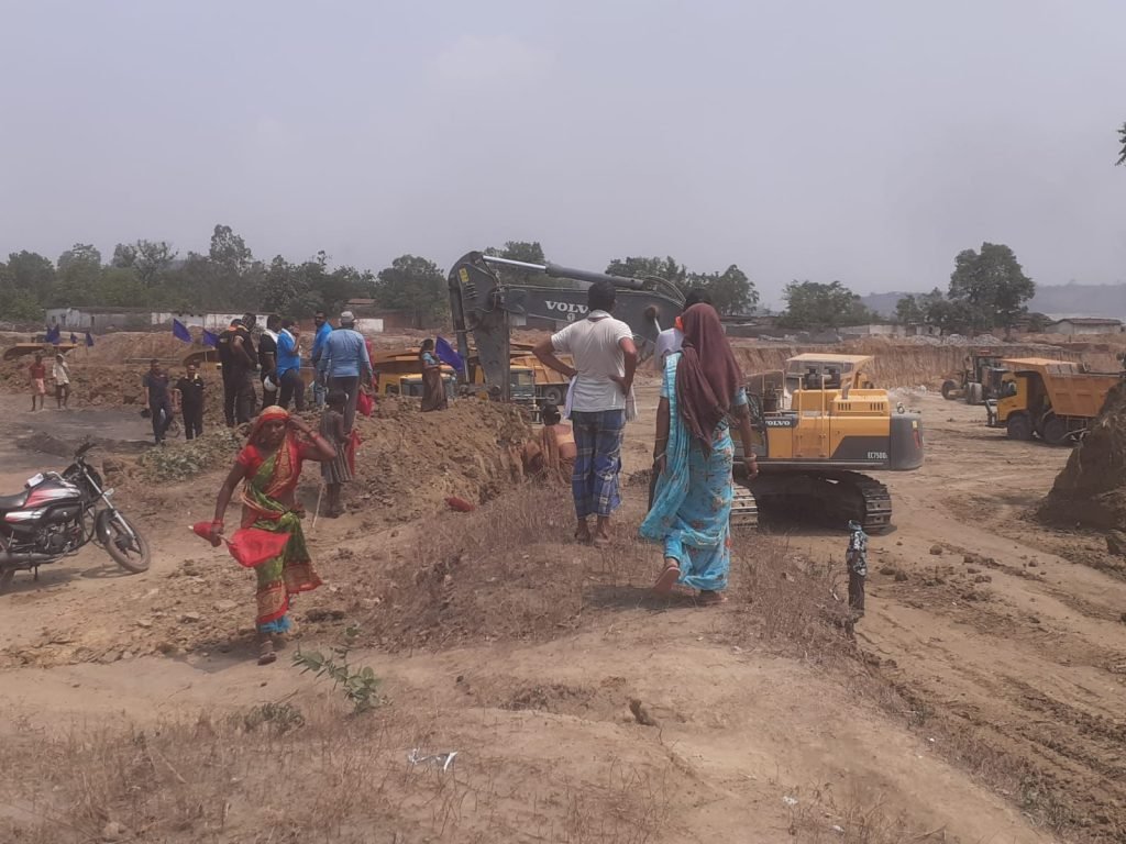 लोंगो के मन में डर बनाकर जबरन मकान खाली करने पर किया जा रहा विवश