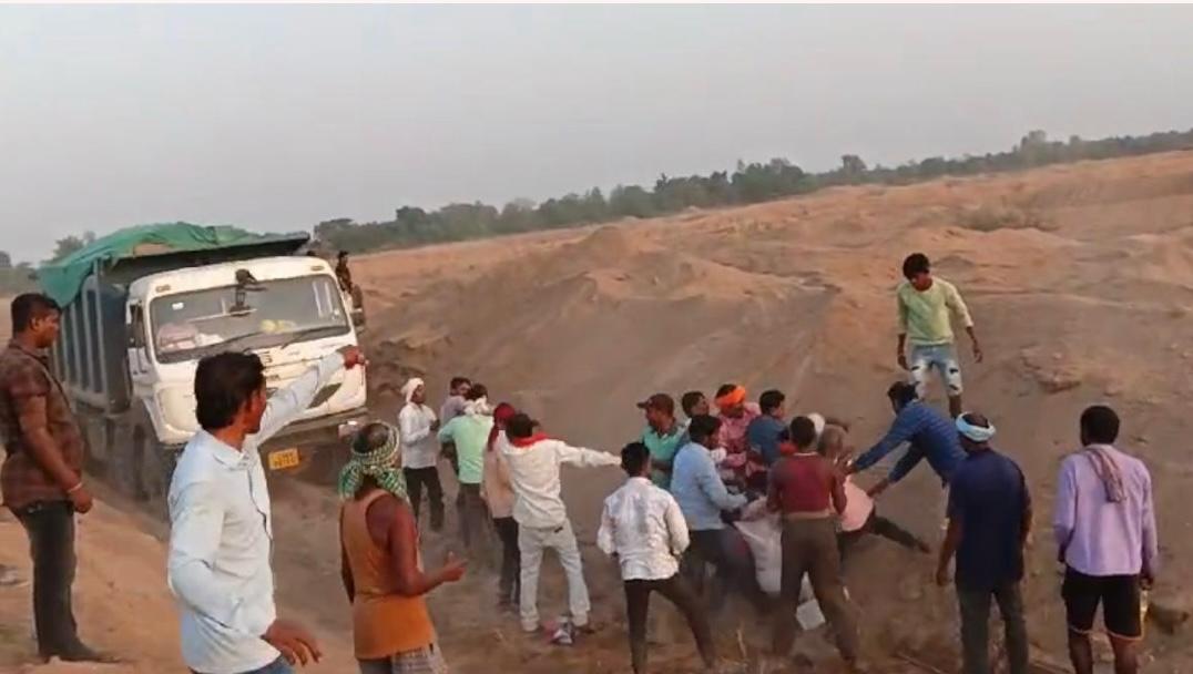 प्रशासन की सख्ती के बाद हथखोज रेत खदान में अवैध खनन करने वाले लड़ाई झगड़े करने लगे झगड़े का विडियों आया सामने,विधायक के कड़े तेवर से अवैध धंधे में लगा अंकुश रेत खनन में राजस्व के चौकाने वाले आंकड़े आए सामने