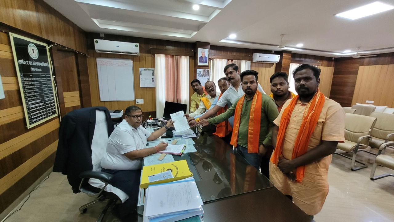 ग्राम दुतकैया के शिव मंदिर में तोड़फोड़ की कार्यवाही को प्रशासन ने लिया हल्कें में, विश्व हिन्दू परिषद् ने इस बारे में कलेक्टर को दिया ज्ञापन, 05 मई तक कार्यवाही न होने पर सड़क का आंदोलन किया जाएगा