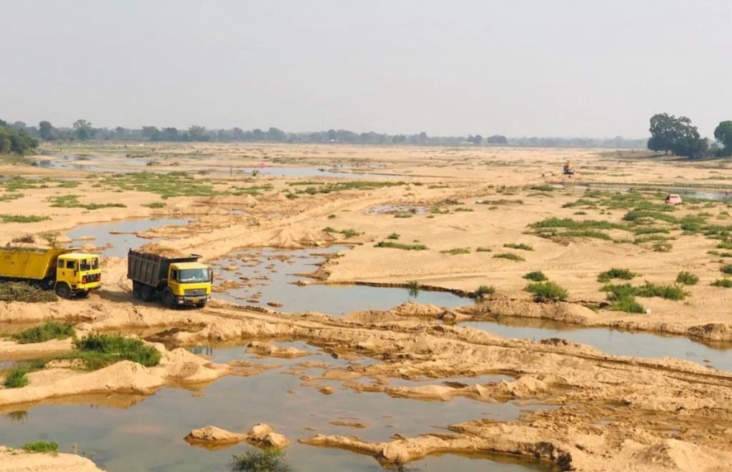 रोज लाखों के फायदे से लोग हो रहे आकर्षित, अंचल में कई स्थानों पर अवैध खनन एवं परिवहन पर कार्यवाही न होने से अब कई नई जगह उत्खनन की कि जा रही तैयारी