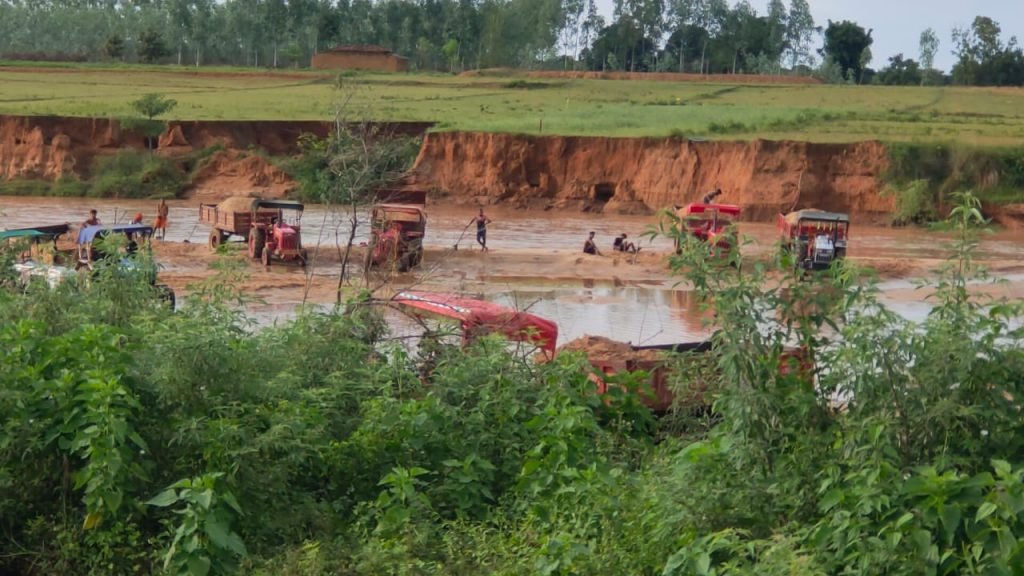अवैध उत्खनन कर शासन को लगा रहे राजस्व का चुनाव मिलीभगत से रेत चोर है सक्रिय घाट हो रहे खाई में तब्दील।