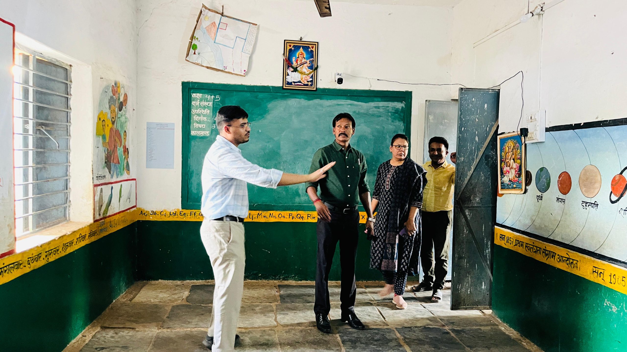 कलेक्टर ने किया मतदान केन्द्रों का आकस्मिक निरीक्षण, समय सीमा के भीतर सभी व्यवस्था सुनिश्चित करने के दिए निर्देश