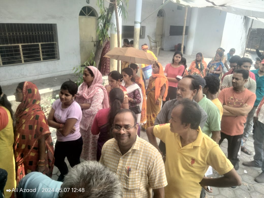 लोकतंत्र मतदान दिवस के अवसर पर आम नागरिकों के द्वारा शांतिपूर्वक हर्षोल्लास के साथ किया गया मतदान