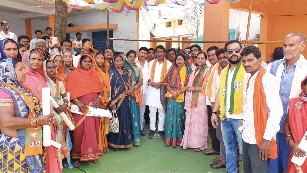 कसडोल में छा गए विधायक रोहित साहू,धुआंधार दौरा एक-एक घरो में पहुंच रहे