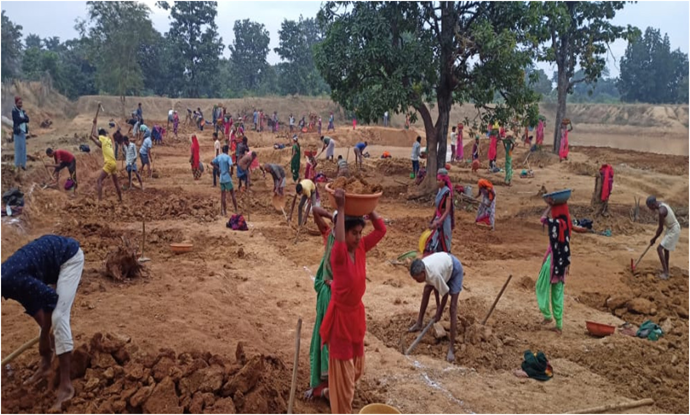 जिले के प्रत्येक ग्राम पंचायतों में मनरेगा के श्रमिकों को मिल रहा काम