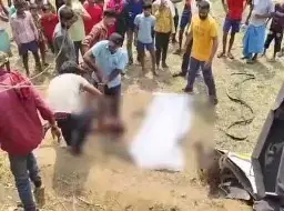 कोयले से लदी ट्रेलर पलटने से युवक की मौत