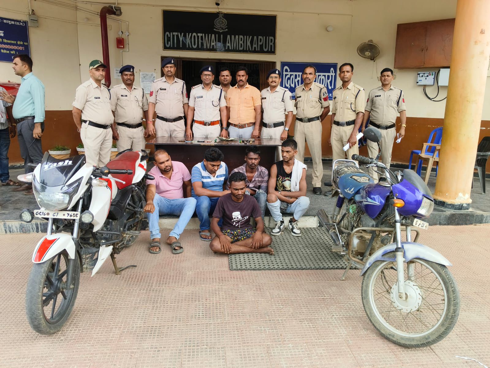 सरगुजा पुलिस द्वारा जारी अभियान “ऑपरेशन विश्वास” के तहत तकिया रोड़ स्थित सुने मकान से चोरी के मामले मे सरगुजा पुलिस कों मिली बड़ी सफलता, मामले मे 05 शातिर आरोपी किये गए गिरफ्तार, आरोपियों से लगभग 6 लाख का मशरूका किया गया जप्त